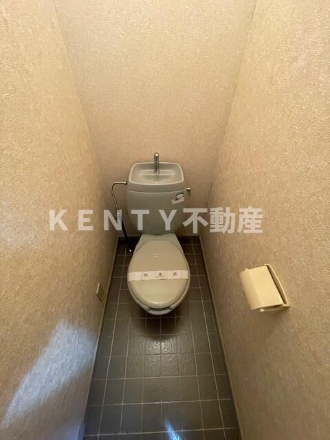 トイレ　落ち着いた色調のトイレです
