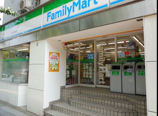 コンビニ　ファミリーマート九段下駅西店（コンビニ）まで245m