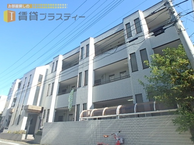 建物外観　住宅地に調和するホワイトタイル貼りのマンション。