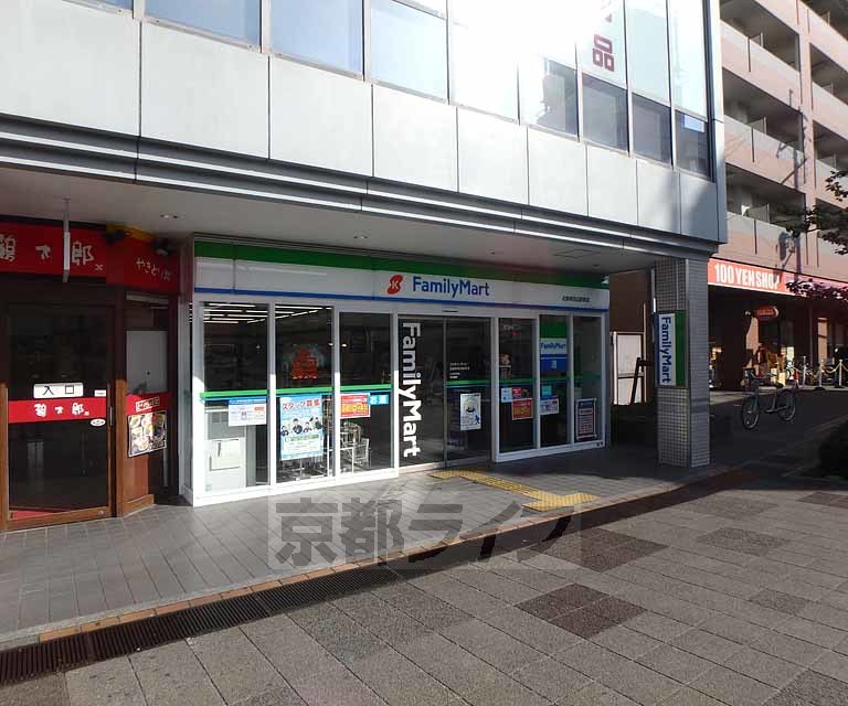 コンビニ　ファミリーマート 近鉄新田辺駅前店（コンビニ）まで215m