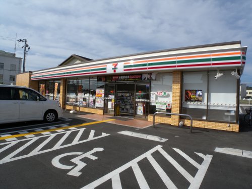 コンビニ　セブンイレブン三木加佐店（コンビニ）まで362m