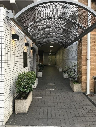 エントランス　落ち着いたエントランスです