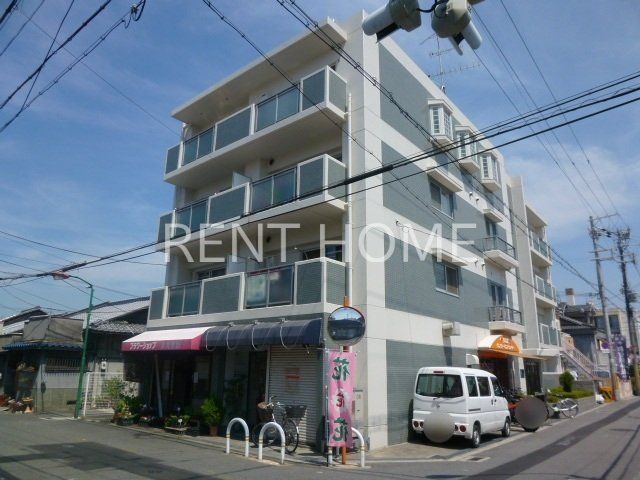 建物外観　鉄筋コンクリート造４階建てです