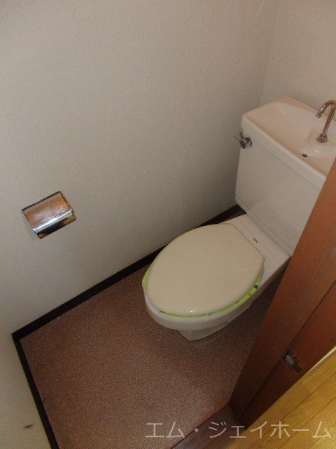 ＪＲ湖西線 新旭駅 徒歩7分 3階建 築38年のトイレ写真