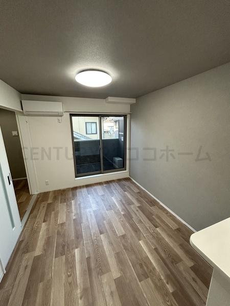 若松町エヌエム・キャトフ・ヴァン・ディズヌフの居間写真