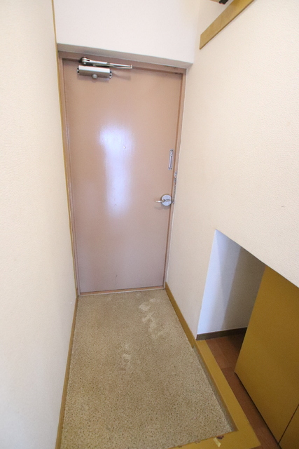 玄関　※クリーニング前の写真です。