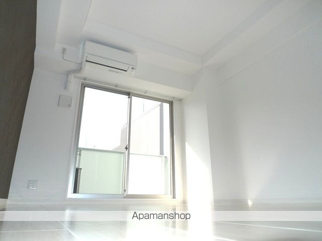 WOB UMEDAの居間写真