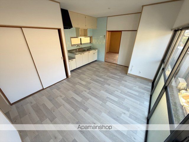安東7丁目戸建の居間写真