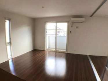 居室・リビング　※同建物の別のお部屋の写真です。