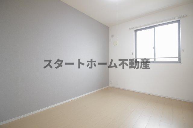 その他部屋・スペース　落ち着いた色調の寝室です