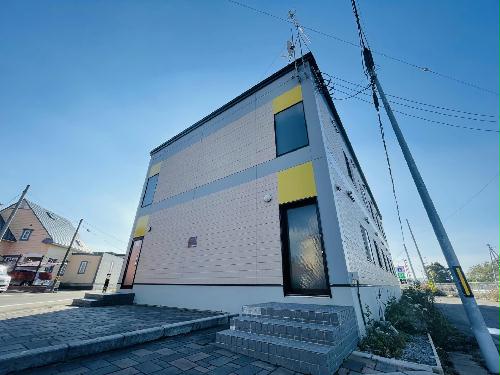 【レオパレスしあわせの家の建物外観】