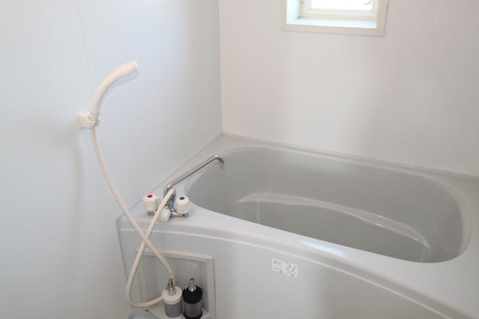 バス・シャワールーム　窓付きの浴室