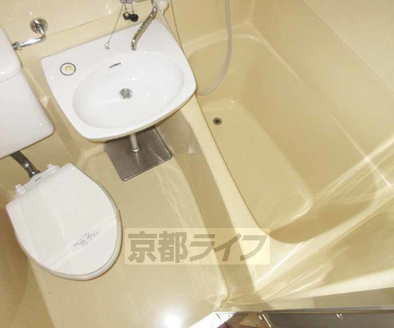 バス・シャワールーム　洗面台とトイレが一緒になったバスルームです！