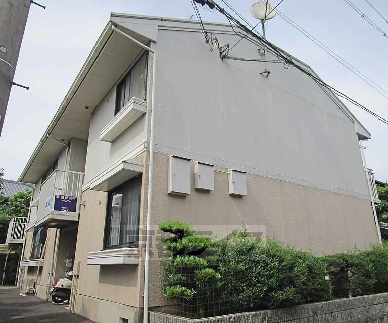 京都市西京区松尾大利町のアパートの建物外観