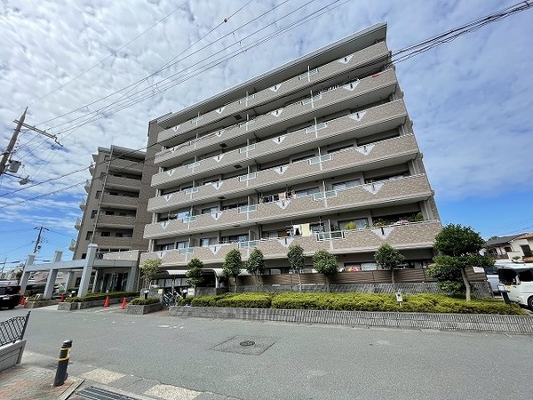 宇治市伊勢田町のマンションの建物外観