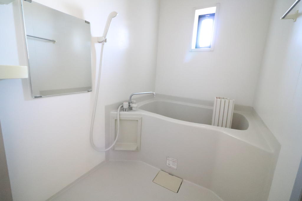バス・シャワールーム　バスルームには小窓とシャワーもございます。