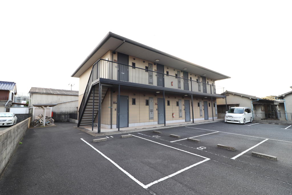 建物外観　バストイレ別洗面台別３点セパレートタイプです。