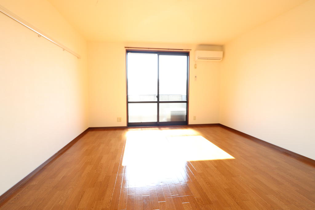 居室・リビング　南向きの御部屋には１台エアコンを備え付けております。