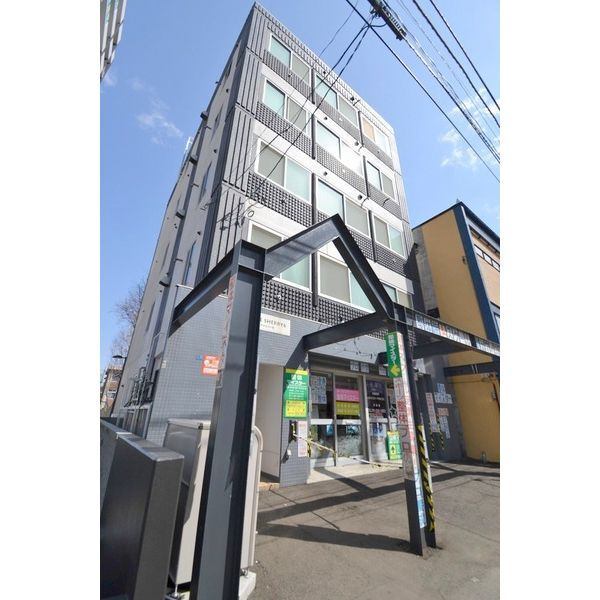 札幌市中央区南十六条西のマンションの建物外観