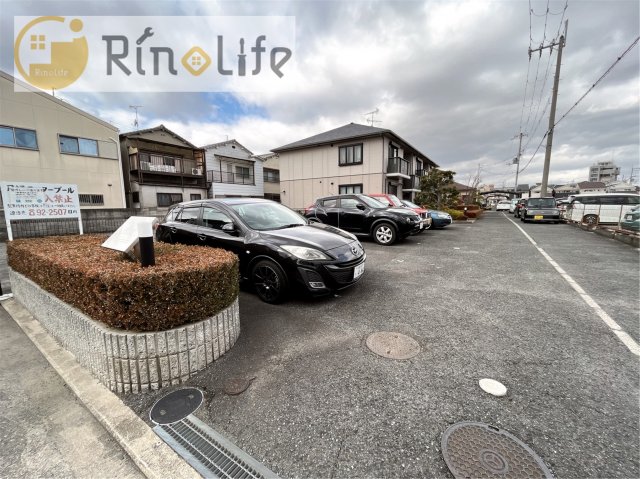 【八尾市春日町のアパートの駐車場】