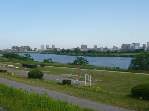 【大田区多摩川のマンションの公園】