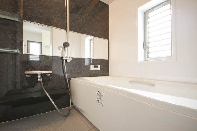 バス・シャワールーム　３０１号室の写真です（床の色変わる可能性有）