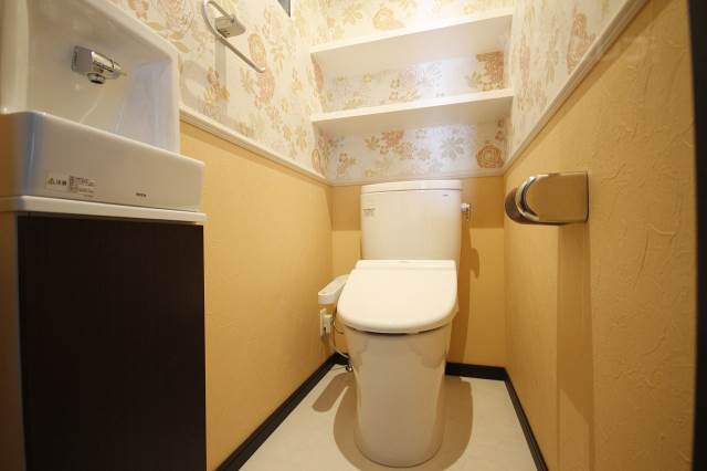 トイレ　３０１号室の写真です（床の色変わる可能性有）