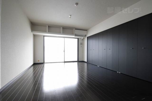 居室・リビング　３０１号室の写真です（床の色変わる可能性有）