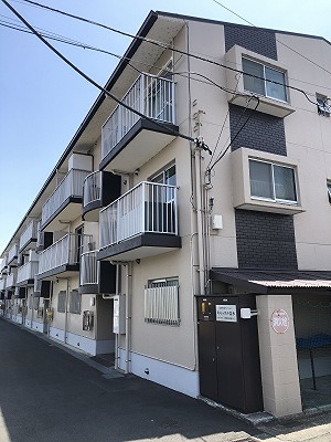 【小田原市新屋のマンションの建物外観】