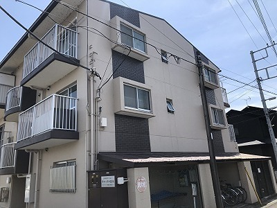 小田原市新屋のマンションの建物外観