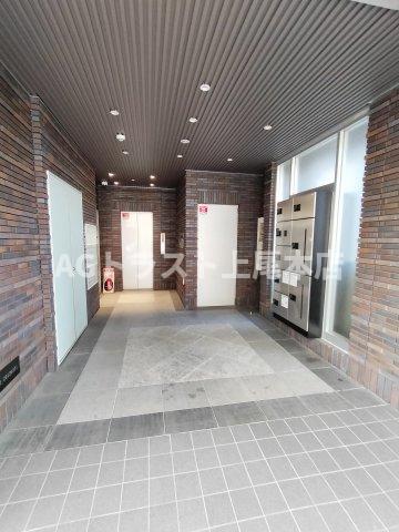 【上尾市宮本町のマンションのエントランス】