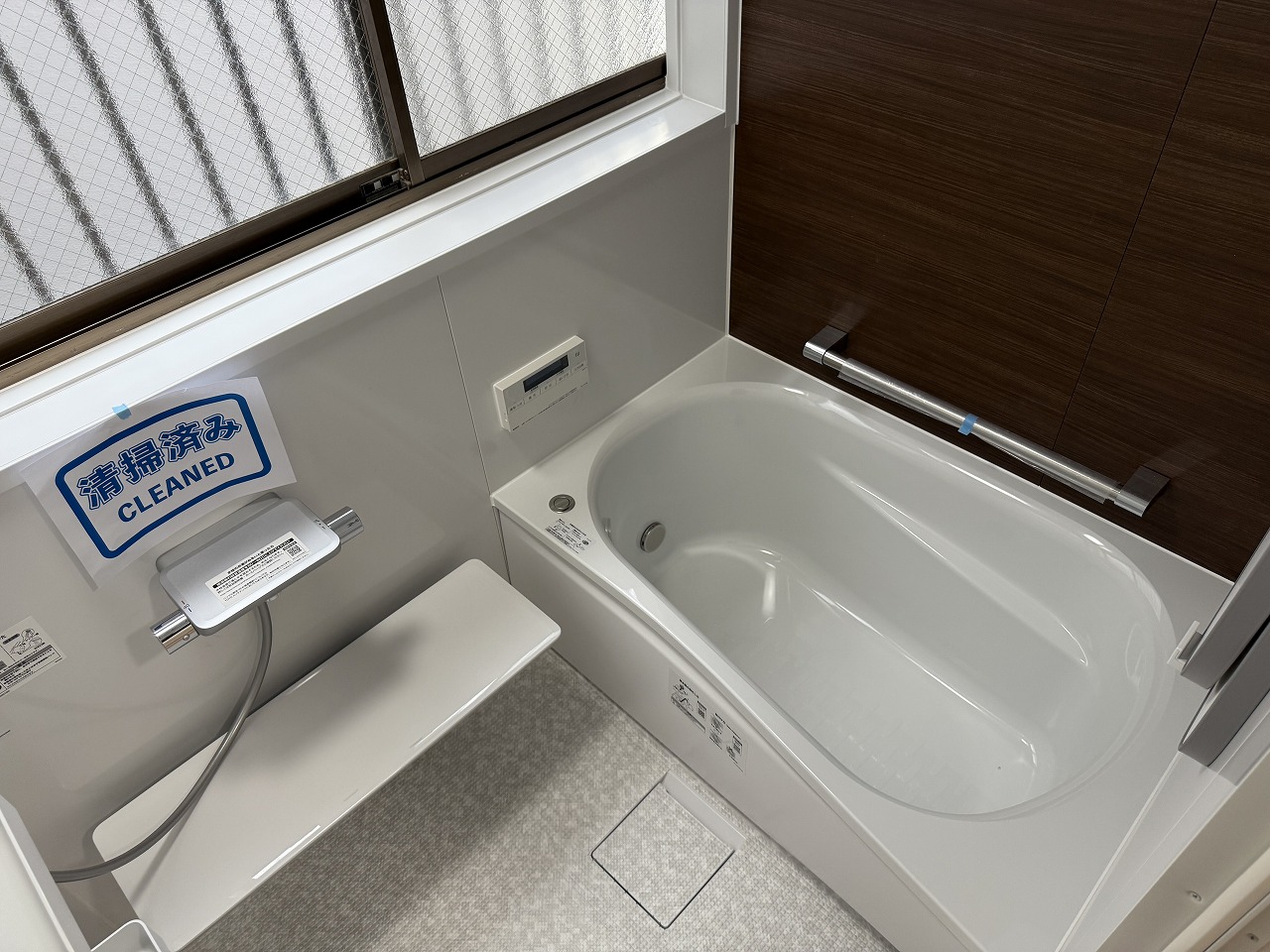 バス・シャワールーム　新規入替のユニットバス。大きな窓付。勿論追焚機能付です！