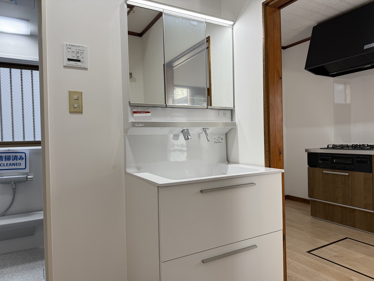 洗面設備　洗面化粧台も新品です。室内洗濯機置場もあります。