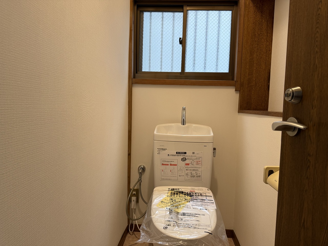 トイレ　トイレも2ヵ所とも新品です。窓付きで換気も楽々です。