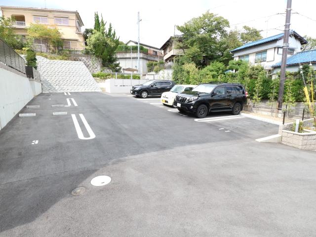 【生駒市東旭ケ丘のマンションの駐車場】