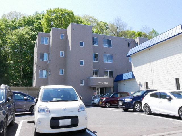 【札幌市豊平区月寒西二条のマンションの建物外観】