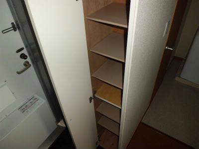 収納　下駄箱。可動式棚なので、ブーツも収納できます。