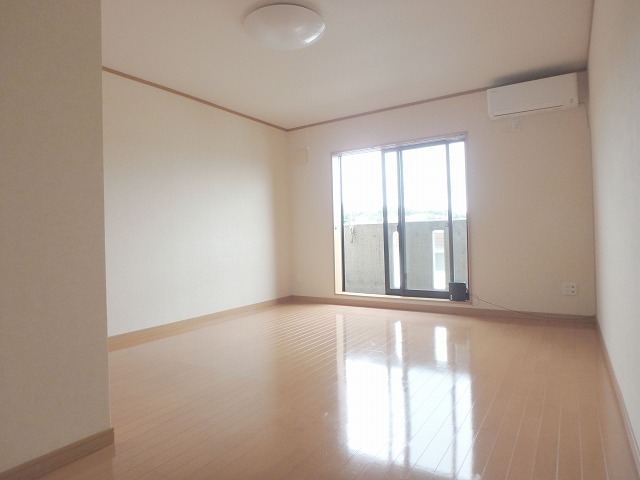 居室・リビング　１０．２帖の広々洋室♪