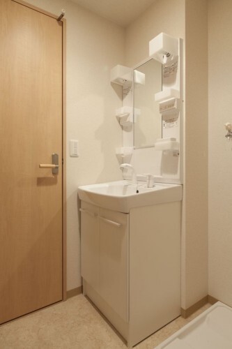 洗面設備　ゆったりとスペースのある洗面所