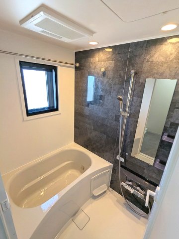 バス・シャワールーム　窓付、追焚オートバス、浴室換気乾燥機