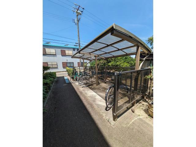 名鉄西尾線 西尾駅 バス乗車時間：20分 最寄りバス停で下車 徒歩2分 3階建 築20年の外観写真
