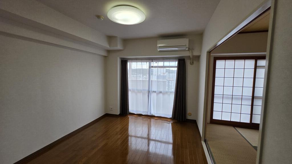 ライオンズマンション倉敷幸町 1203の居間写真