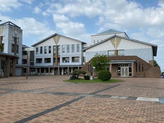 中学校　雄山中学校（中学校）まで2900m