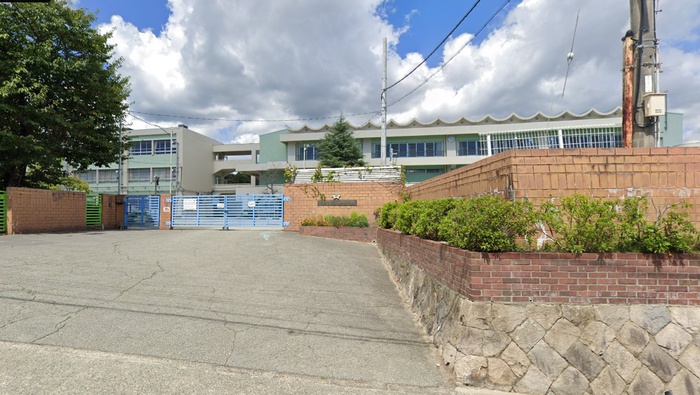 中学校　川西市立清和台中学校（中学校）まで1200m