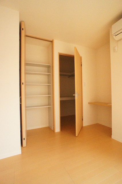 収納　バルコニー側の洋室、収納豊富