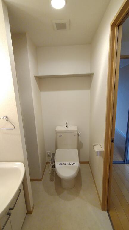 トイレ　温水洗浄便座付きトイレ♪収納棚付き。