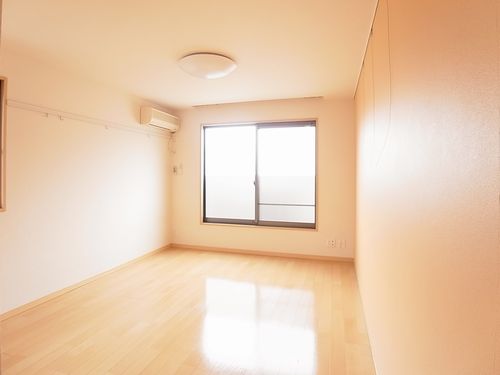 居室・リビング　角部屋フローリング7.4帖の洋室です。