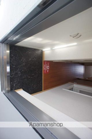 ＪＲ関西本線 王寺駅 徒歩7分 4階建 築18年の玄関写真