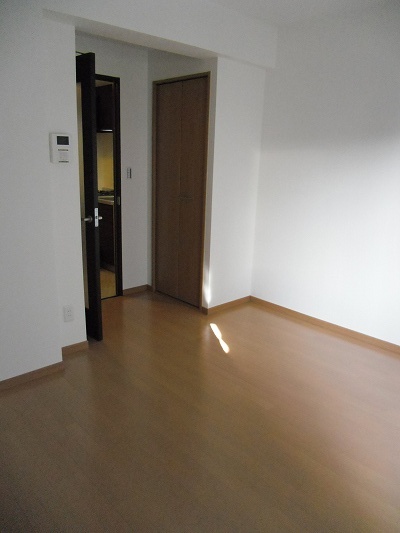 居室・リビング　落ち着いた色合いの床材を使用した居住空間です。