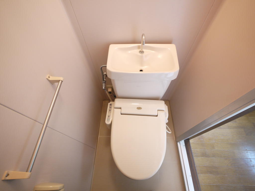 トイレ　トイレは快適な温水洗浄便座です。